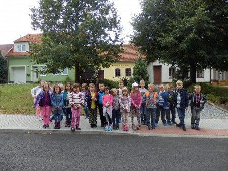 Školní družina před knihovnou a Sedlckou chalupou 2016