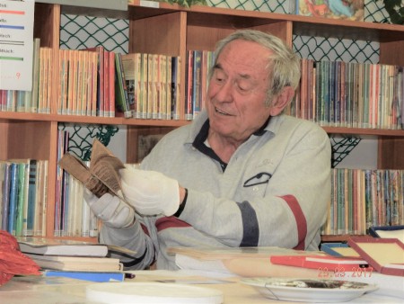 pan Josef Koller ukazuje vzácný rukopis